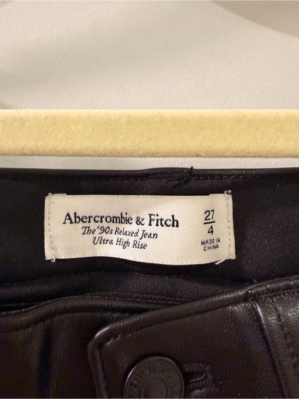 Abercrombie & Fitch '90s Relaxed Ultra High Rise Faux Leather - Black Size 4 - Picture 6 of 6